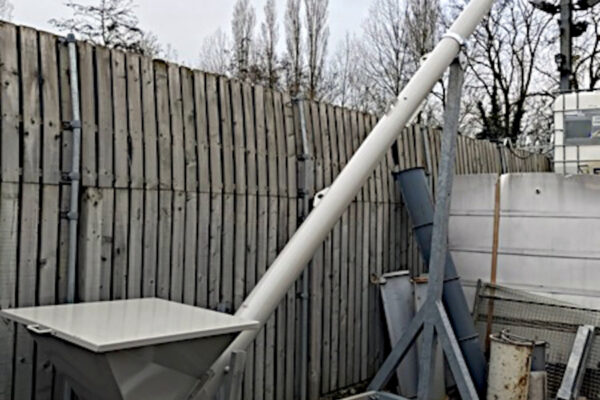 Trémie brise-sac pour vider les sacs