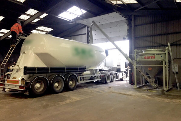 Bag-breaker silo for emptying bags and big bags