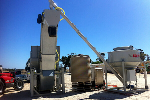 Bag-breaker silo for emptying bags and big bags