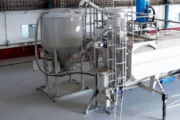 Bag-breaker silo for emptying bags and big bags