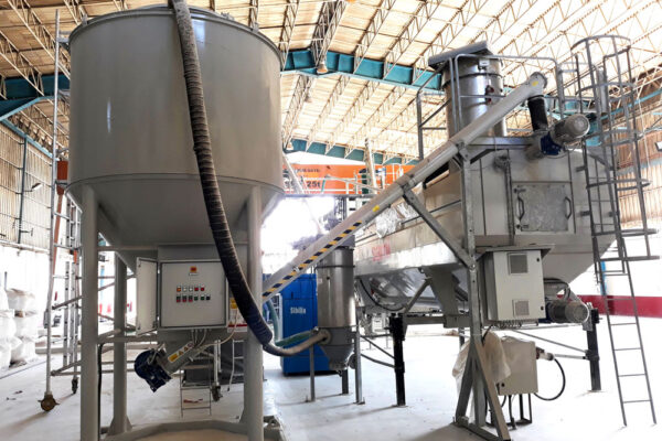 Bag-breaker silo for emptying bags and big bags