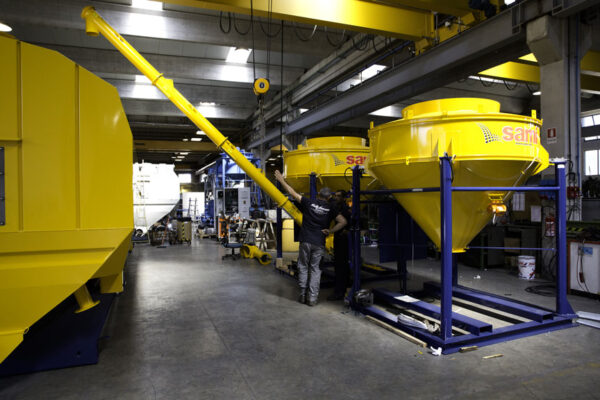 Bag-breaker silos for emptying bags and big bags