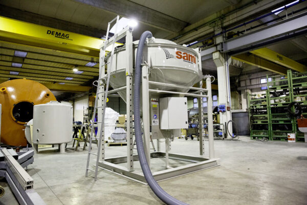 Bag-breaker silos for emptying bags and big bags