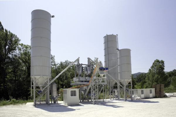 Centrale de dosage et de mélange de poudres pour la production de prémélanges