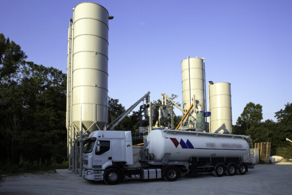 Centrale de dosage et de mélange de poudres pour la production de prémélanges