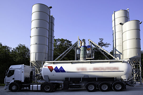 Centrale de dosage et de mélange de poudres pour la production de prémélanges