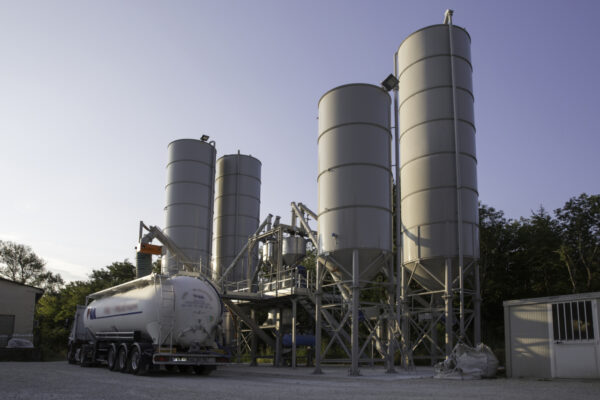Centrale de dosage et de mélange de poudres pour la production de prémélanges