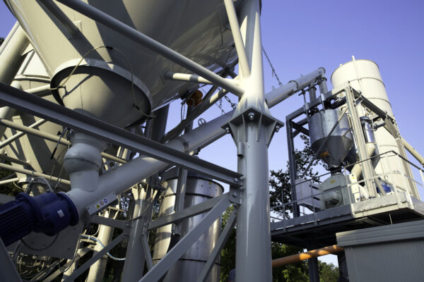 Centrale de dosage et de mélange de poudres pour la production de prémélanges