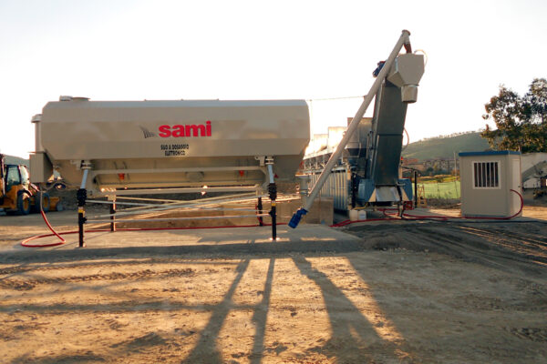 Silo orizzontale mobile per stoccaggio polveri e granuli