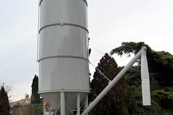 Silo vertical avec système de dosage