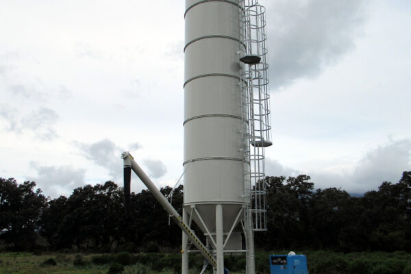 Silo vertical avec système de dosage