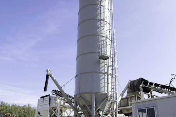 Vertical monolithic silo for storage of powders and granules