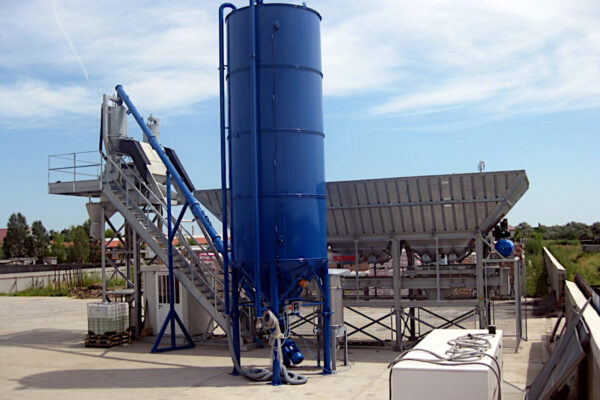 Silo verticale monolitico per stoccaggio polveri e granuli