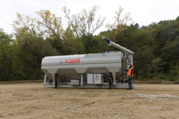 Mobile horizontal hook lift silos for storage of powders and granules